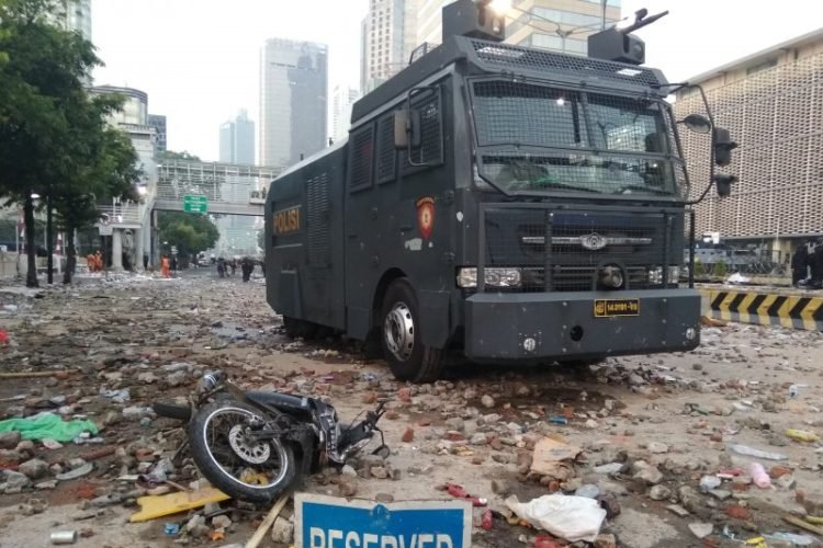 MENGGUGAT AKSI KERUSUHAN