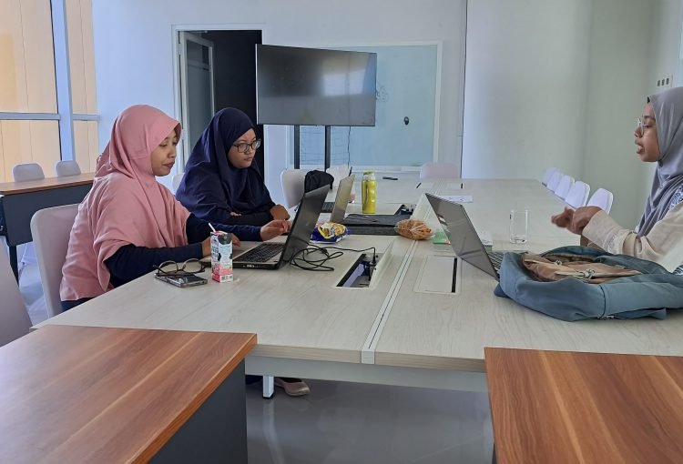 Tim Resoulution berdiskusi terkait kurikulum yang telah dirumuskan